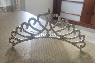 Tiara brillante con pedrería