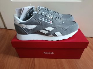 Reebok gris y blanco