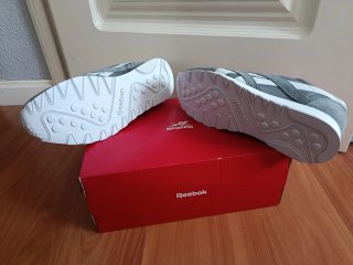 Reebok gris y blanco