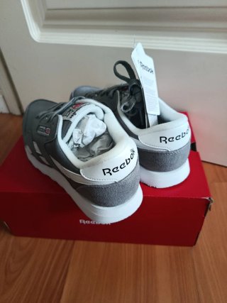 Reebok gris y blanco