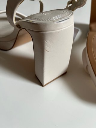 Sandalias Stradivarius tacón cuadrado beige T34