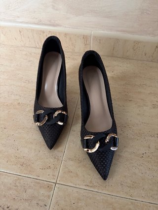 Zapatos de tacón negros con hebilla