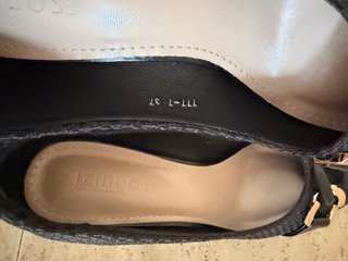 Zapatos de tacón negros con hebilla