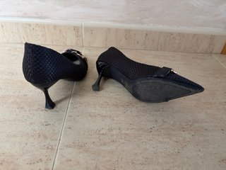 Zapatos de tacón negros con hebilla