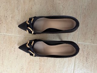 Zapatos de tacón negros con hebilla