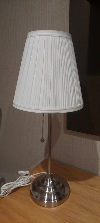Lámpara de mesa Ikea plateada y blanca