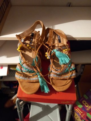 Sandalias de cuña con detalles étnicos