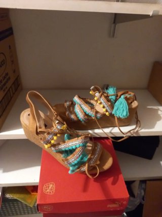 Sandalias de cuña con detalles étnicos
