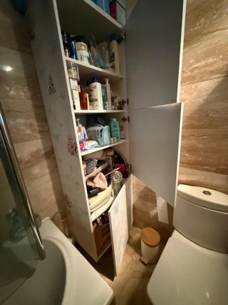 Armario de baño blanco y multicolor