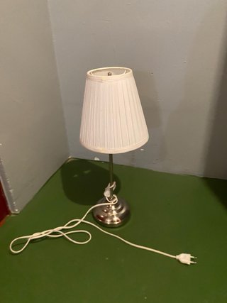 Lámpara de mesa con pantalla blanca