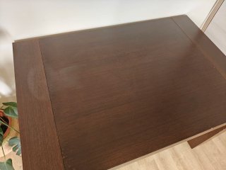 Mesa de Comedor de Madera Oscura