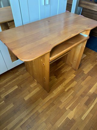 Escritorio de madera marrón