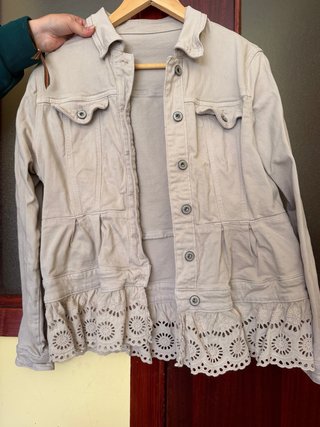 Chaqueta vaquera beige con volantes