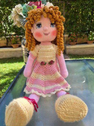 Muñeca amigurumi crochet .