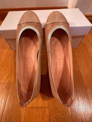 Bailarinas marca Hispanitas tacón bajo nude/dorado
