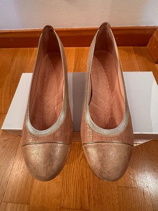 Bailarinas marca Hispanitas tacón bajo nude/dorado