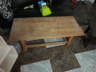 Mesita baja de madera rústica
