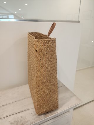 Cesta de mimbre con asa de cuero