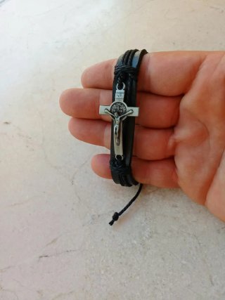 Pulsera Negra con Crucifijo