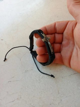 Pulsera Negra con Crucifijo