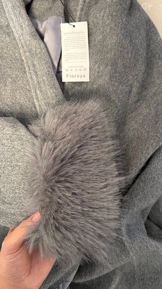 Abrigo gris con puños de pelo