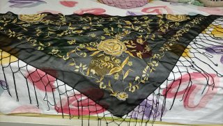 Mantón negro bordado dorado 150x70cm