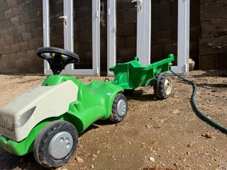 Tractor infantil verde con remolque