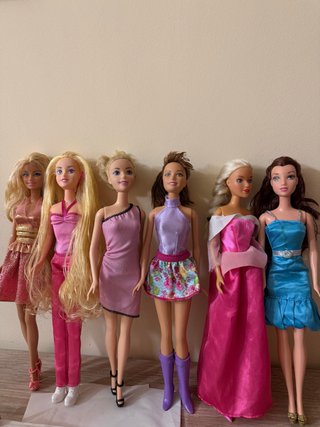 Lote de 6 Muñecas Barbie con Armario y Ropa