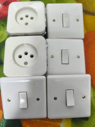 Lote de 4 Interruptores y 2 Enchufes