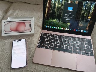 MacBook Core M3 y iPhone 15 Rosa