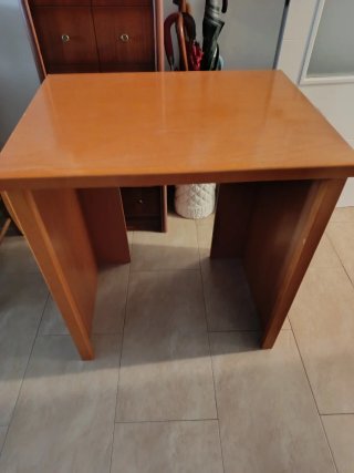 Urge vender precio de regalo, mesa estudio