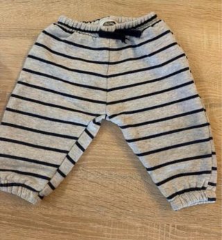 Pantalón de chándal Zara a rayas y sudadera.
