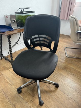 Silla de oficina giratoria negra