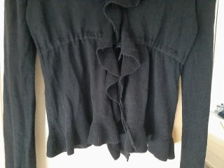 Cardigan negro de punto con volantes cascada