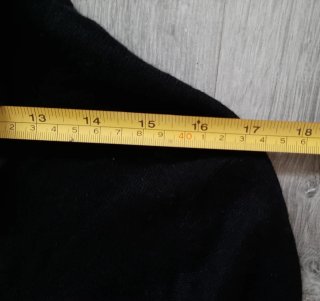 Cardigan negro de punto con volantes cascada
