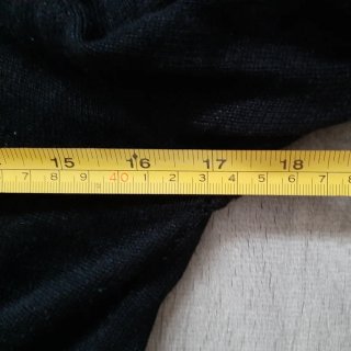 Cardigan negro de punto con volantes cascada