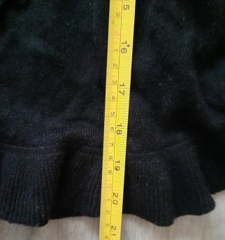 Cardigan negro de punto con volantes cascada