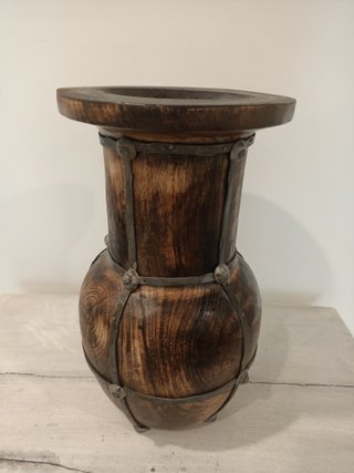 Jarrón de madera y metal