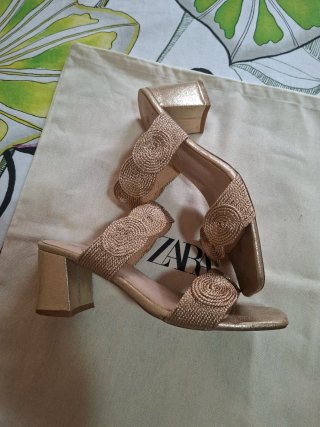 Sandalias doradas impecables