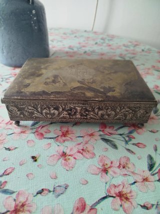 Caja de alpaca antigua con monograma