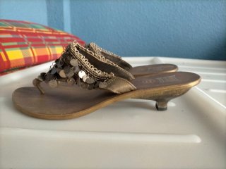 Sandalias con adornos de lentejuelas