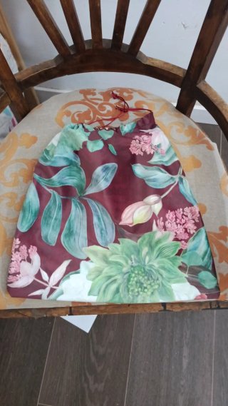 Bolsa de tela con estampado floral.