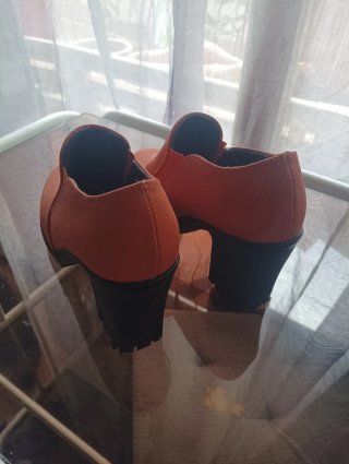 Zapatos naranjas de tacón