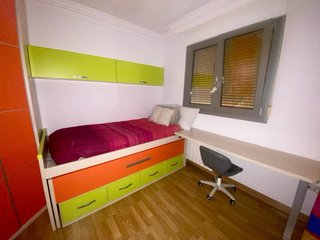 HABITACION JUVENIL CON 2 CAMAS .