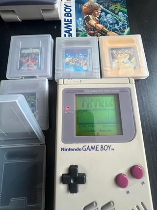 Nintendo Game Boy con funda y juegos