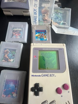 Nintendo Game Boy con funda y juegos