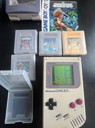 Nintendo Game Boy con funda y juegos