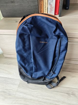 Mochila Quechua Azul y Negra