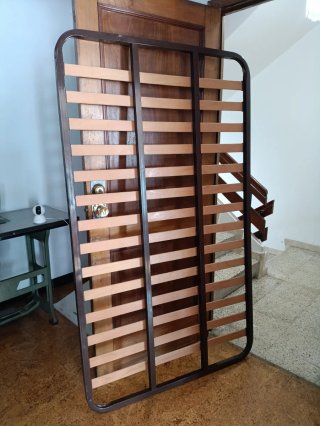 Somier de láminas de madera y metal