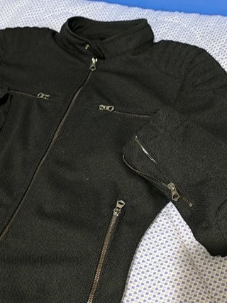 Elegante cazadora negra talla M